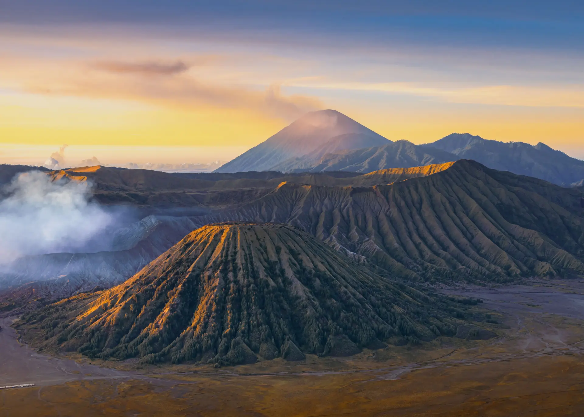 Foto kelompok peserta bersama tour leader